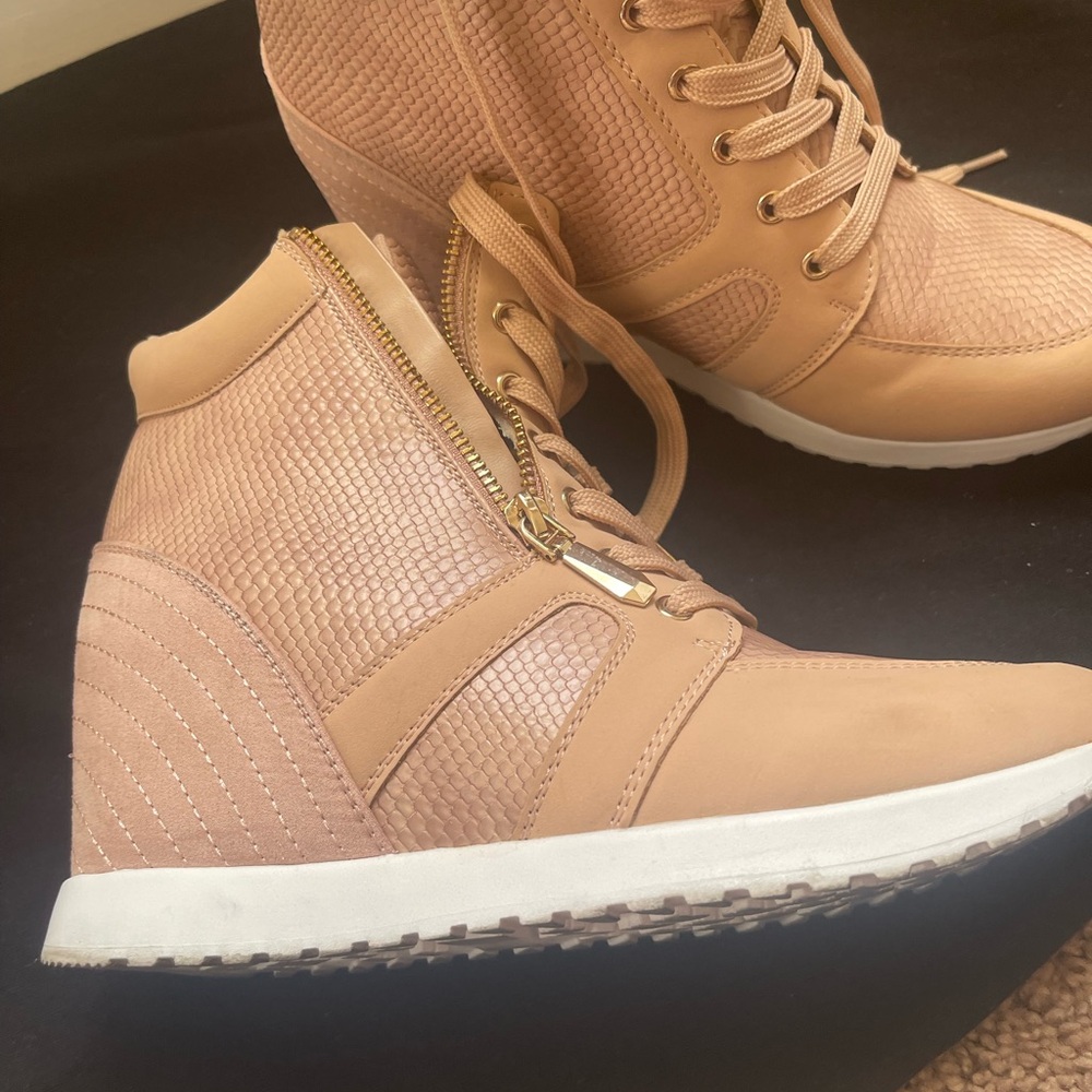 Shoe Dazzle Tan Lace Up Boots